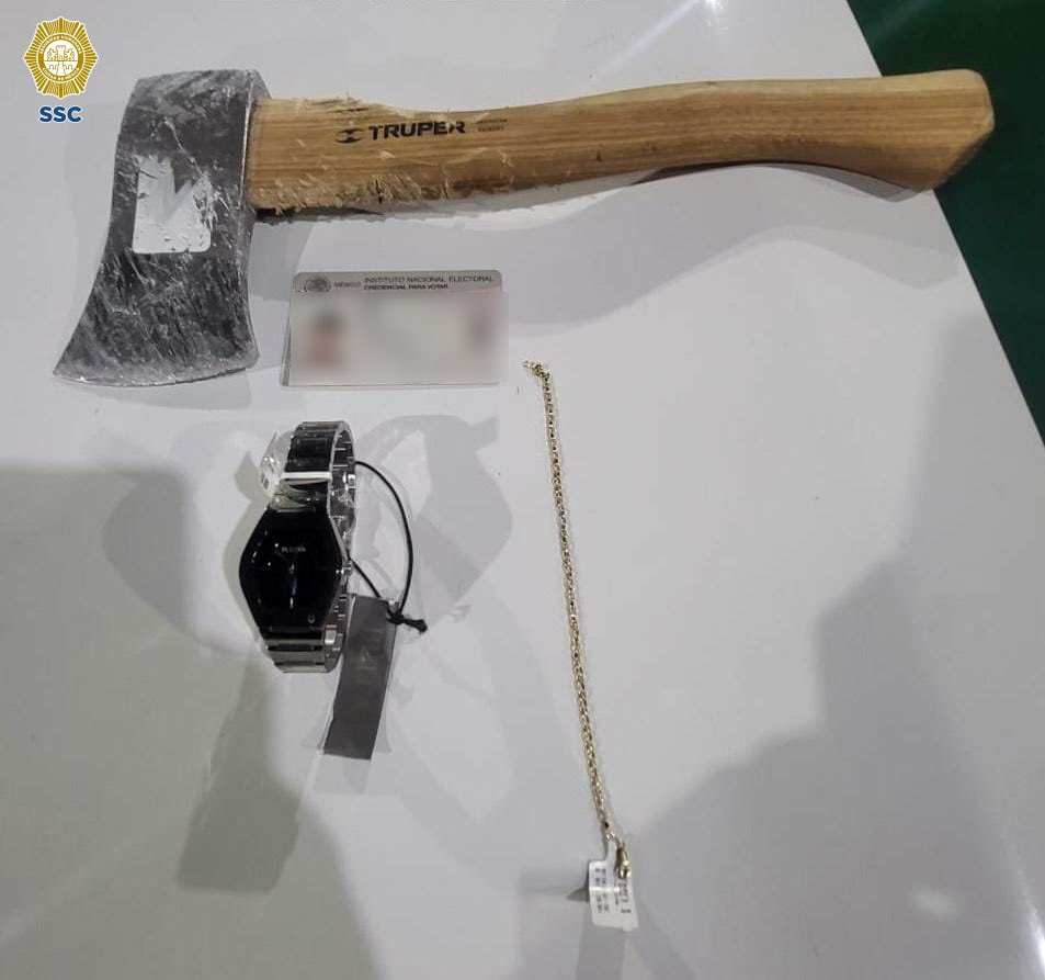 Detienen a dos presuntos responsables de asalto a joyería en Plaza Lindavista - objetos-robados-de-joyeria