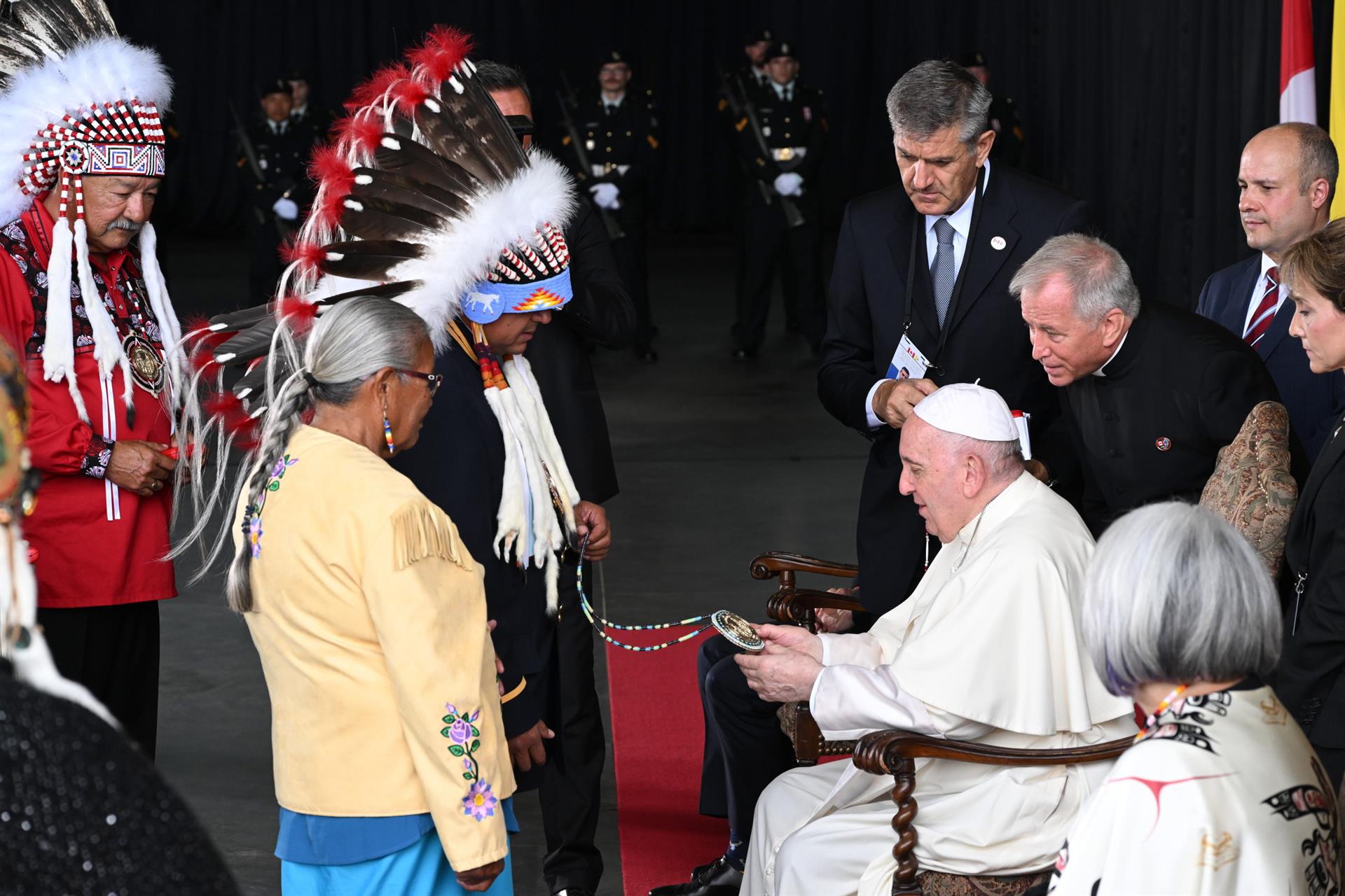 Papa Francisco recibe en Canadá la bienvenida de indígenas Papa Francisco recibe en Canadá la bienvenida de indígenas