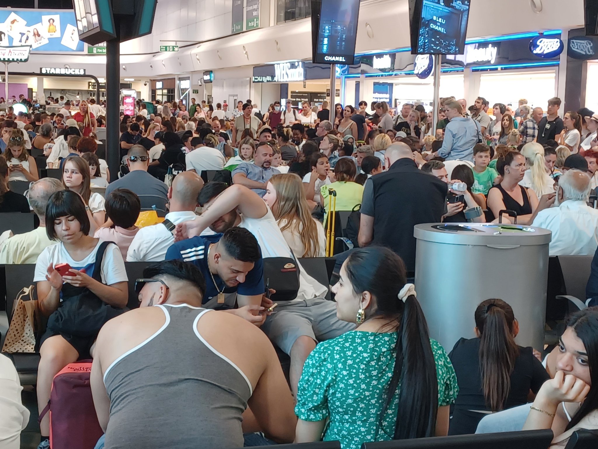 Suspenden vuelos en aeropuerto de Luton por daños en pista derivado del calor Suspenden vuelos en aeropuerto de Luton por daños en pista derivado del calor
