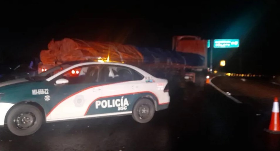 Policía frustra robo de tubos de cobre en la México-Querétaro y abate a ladrón Policía frustra robo de tubos de cobre en la México-Querétaro y abate a ladrón
