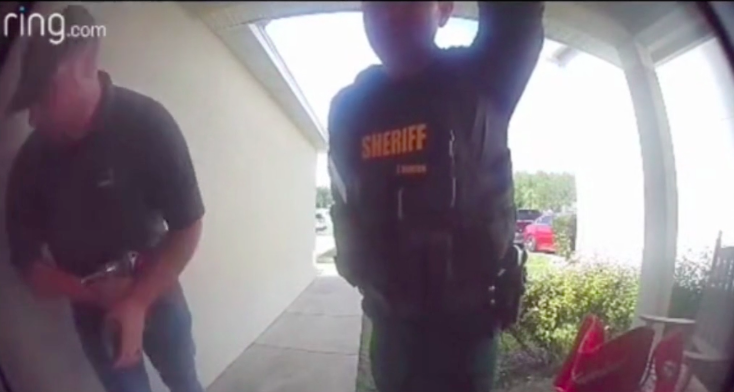 #Viral Policías en Florida se equivocan de casa en un desalojo