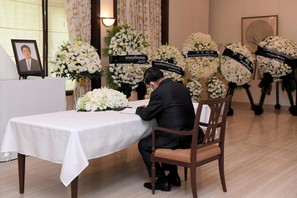 Políticos y ciudadanos de Japón dan último adiós a Shinzo Abe - politicos-firman-libro-de-condolencias-por-asesinato-de-shinzo-abe-1024x683
