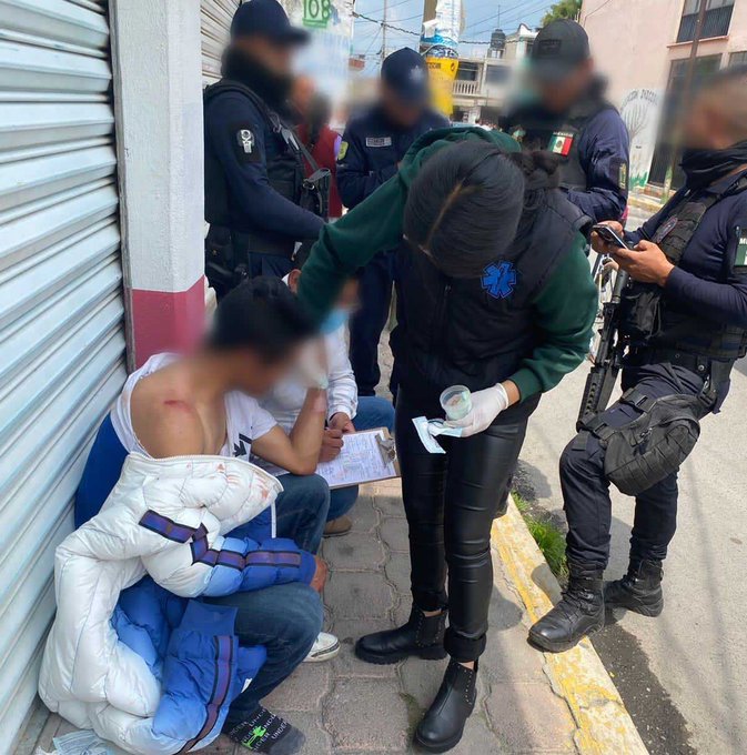 #Video Joven se arroja de auto en movimiento en Edomex para escapar de intento de secuestro - primeros-auxilios-a-joven-victima-de-intento-de-secuestro