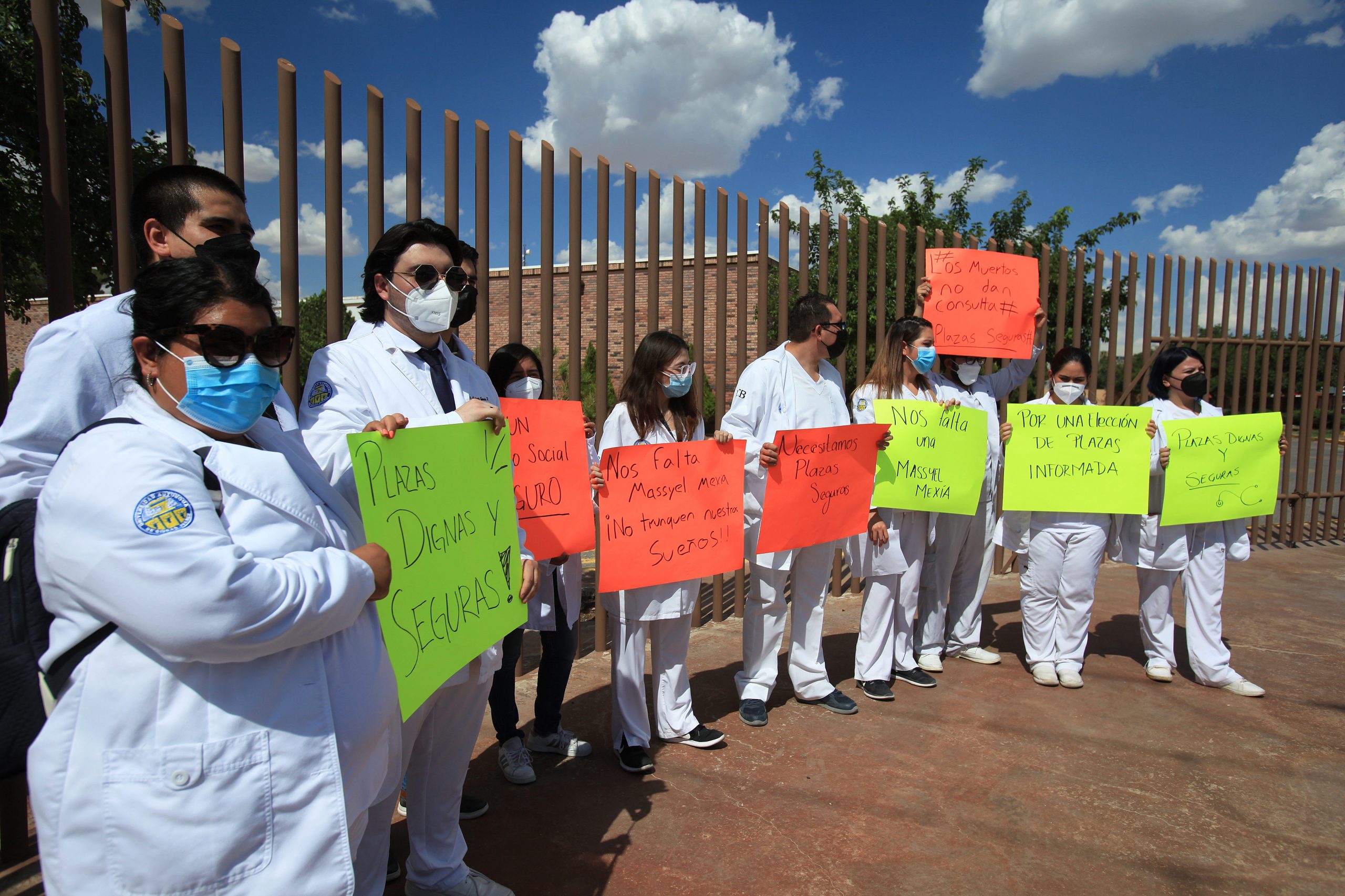 Médicos se manifiestan en Ciudad Juárez por feminicidio de doctora Médicos se manifiestan en Ciudad Juárez por feminicidio de doctora