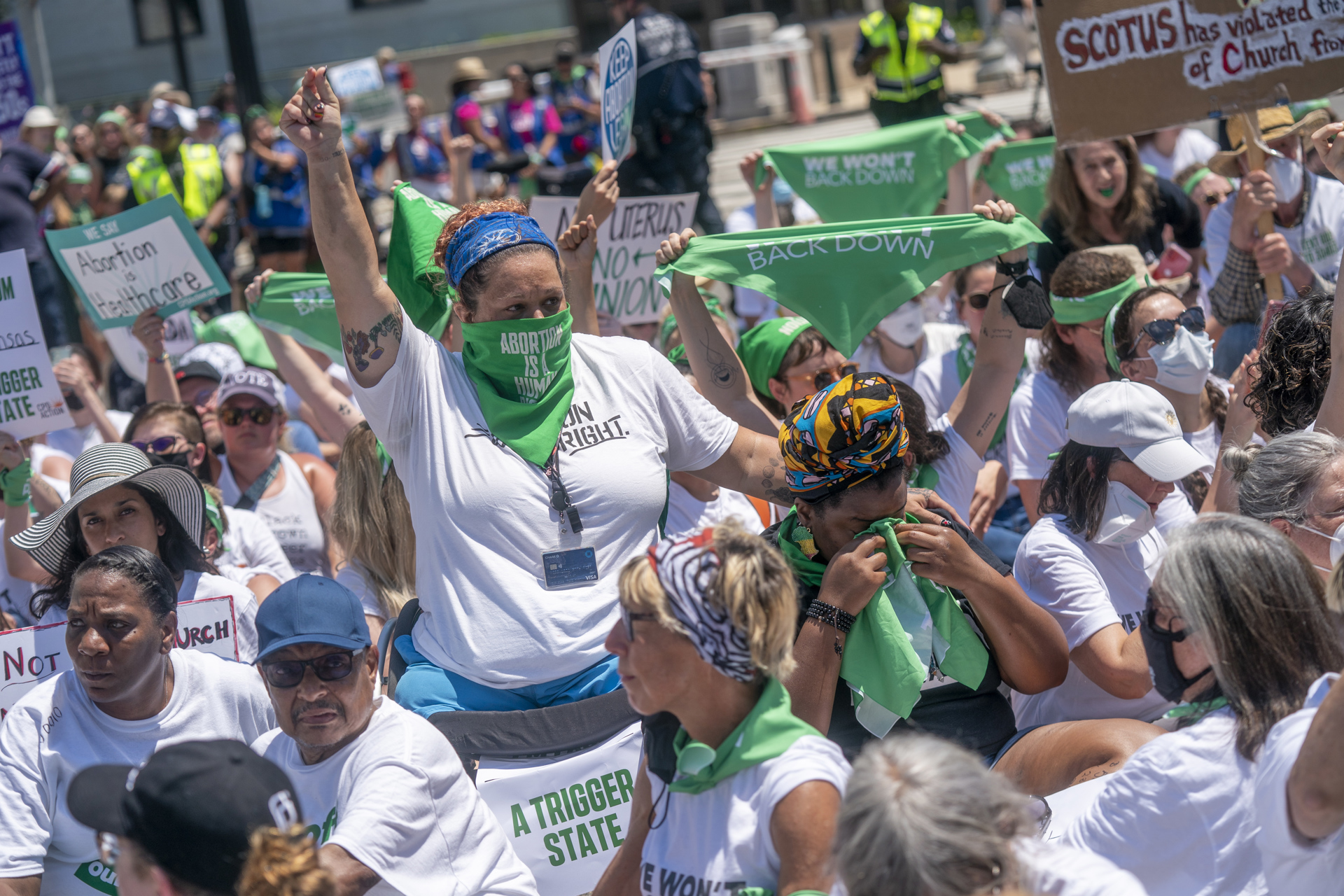 Protesta por el fallo del aborto corta la calle de entrada al Supremo de EEUU
