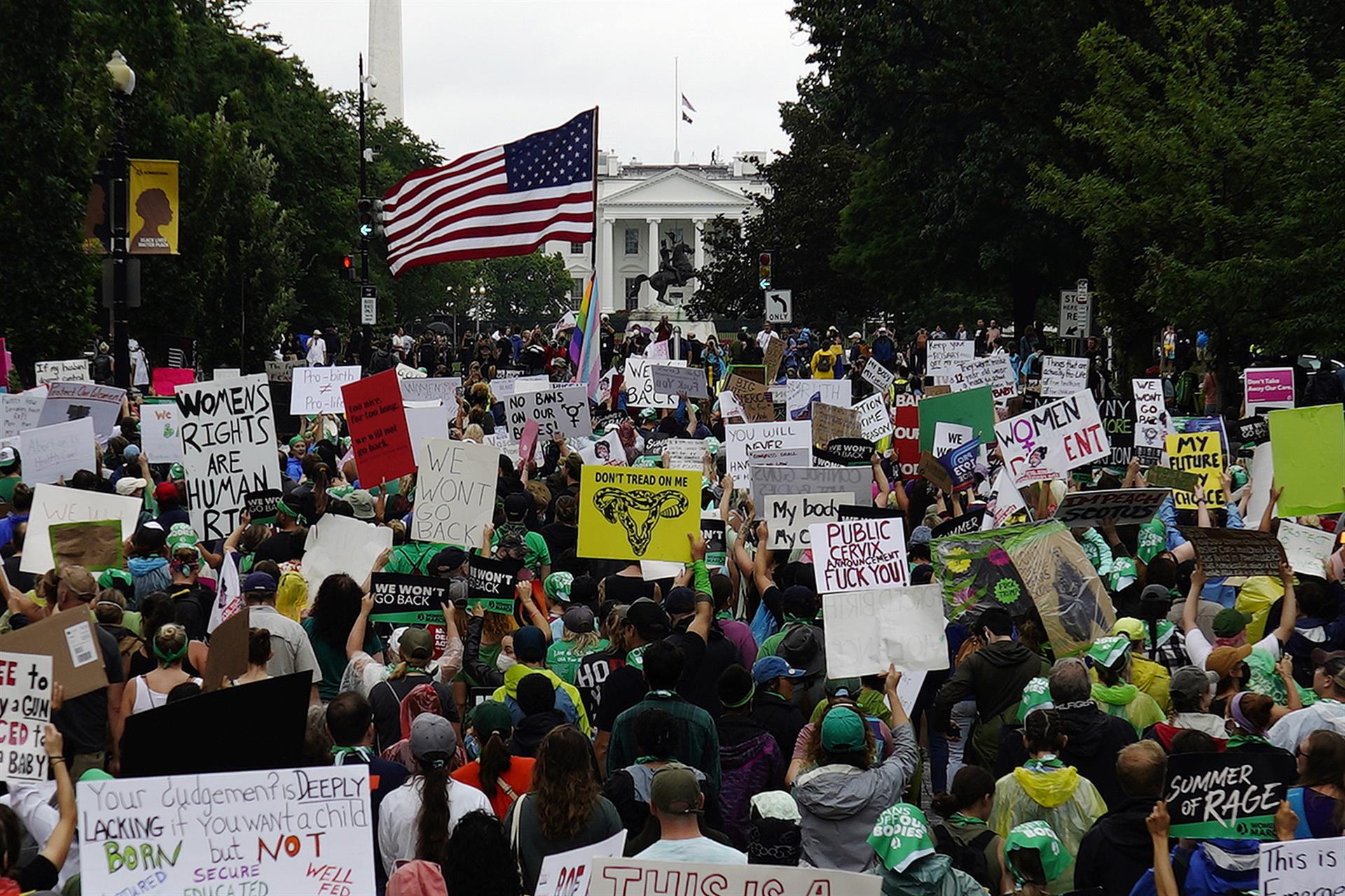 Cientos protestan frente a la Casa Blanca por la sentencia del aborto en EEUU Cientos protestan frente a la Casa Blanca por la sentencia del aborto en EEUU