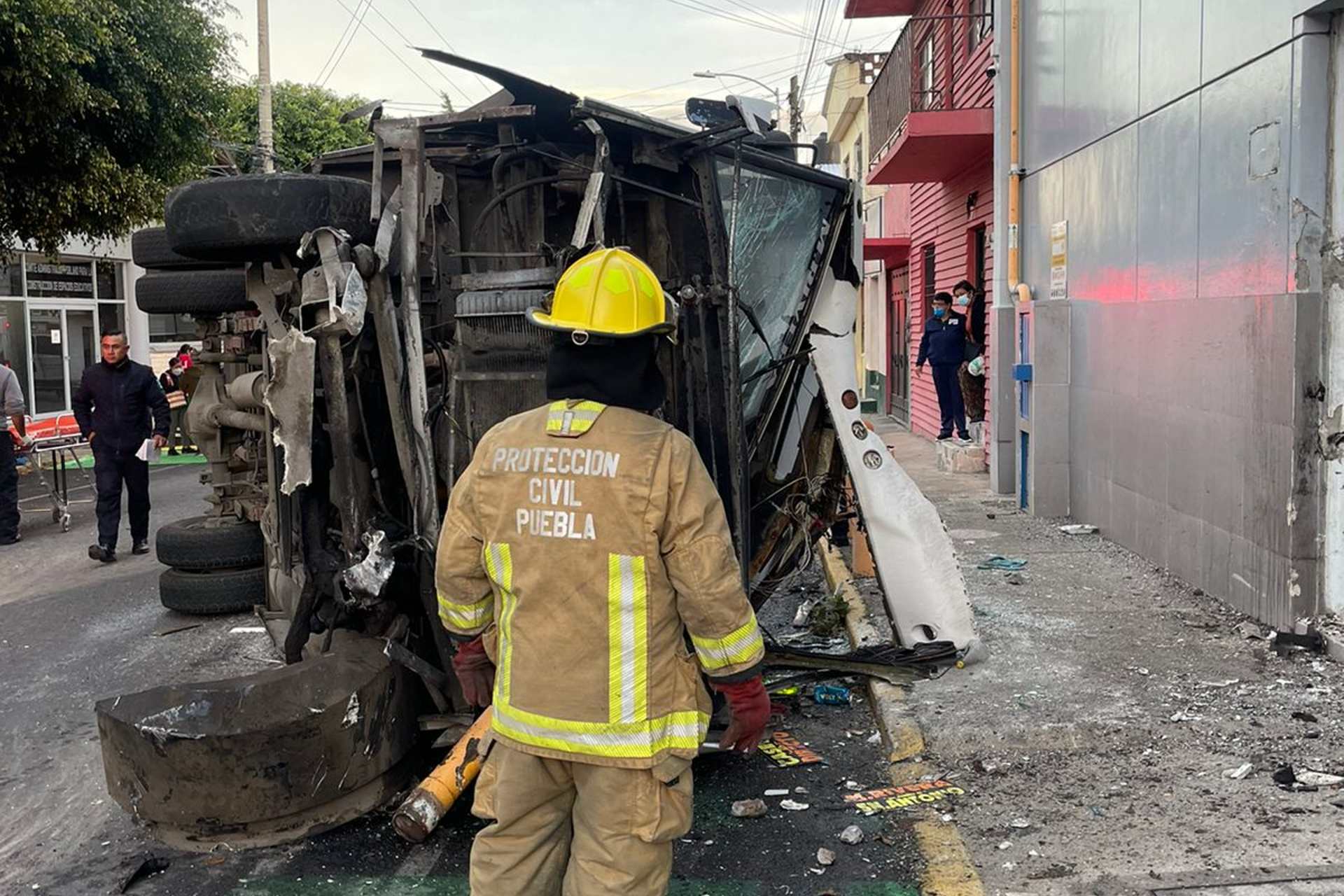 Accidente en la ciudad de Puebla deja una niña muerta y 12 lesionados Accidente en la ciudad de Puebla deja una niña muerta y 12 lesionados