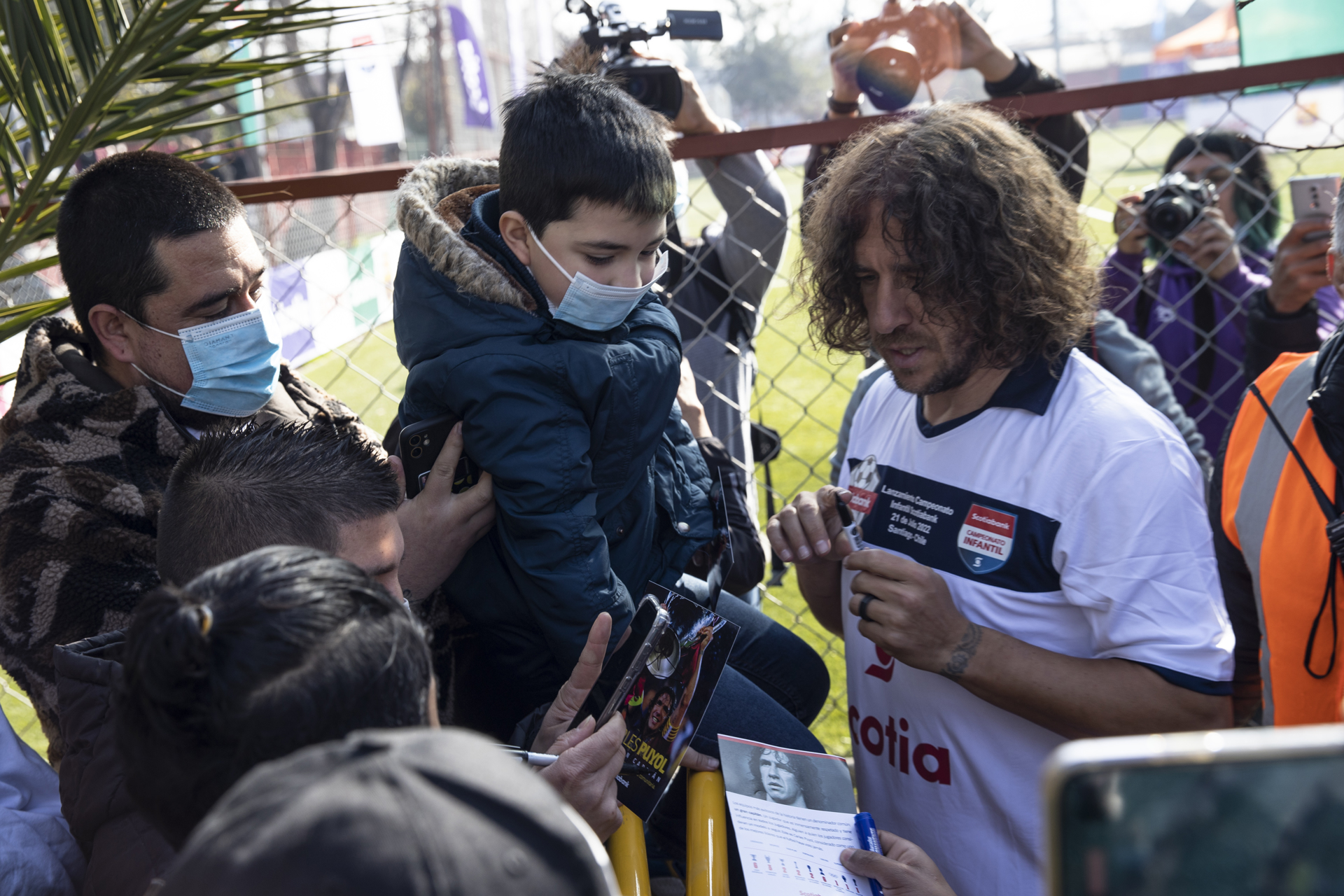 Puyol vuelve a la cancha para motivar a los jóvenes talentos de Chile
