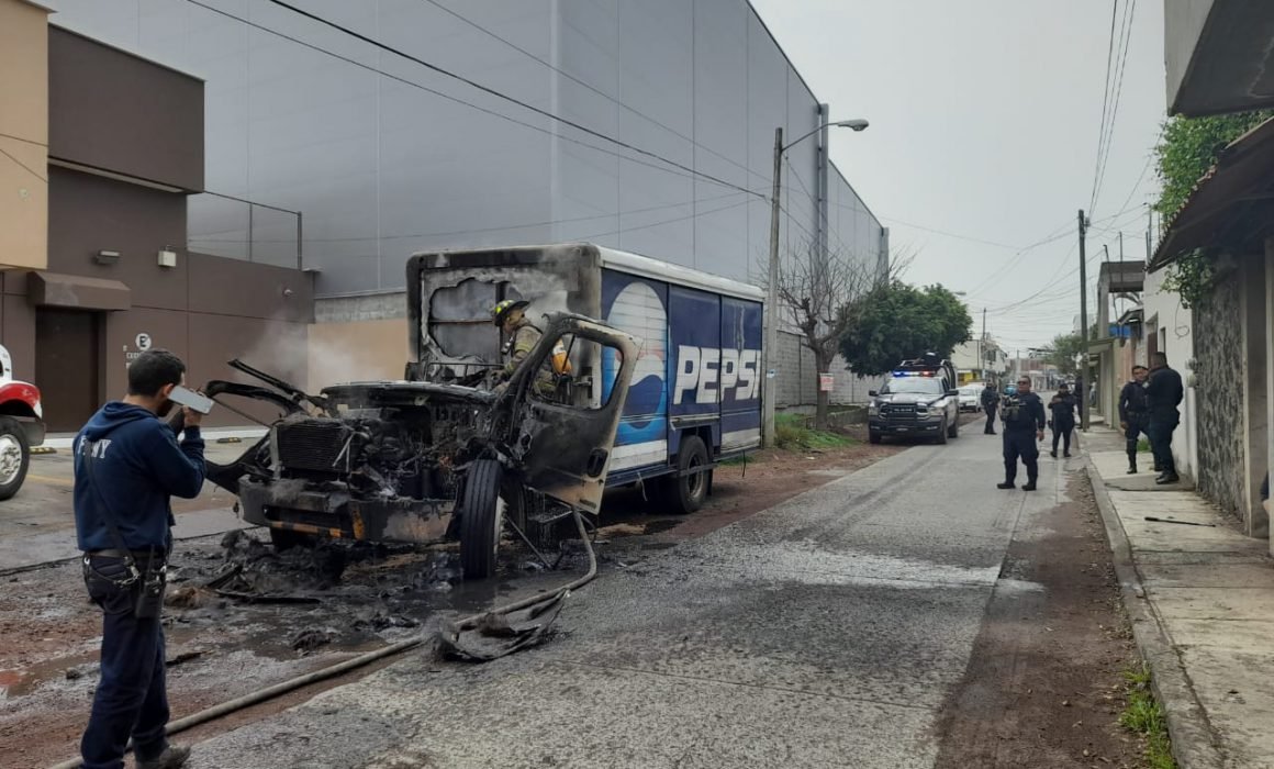Grupos armados queman autos y bloquean carretera en Michoacán