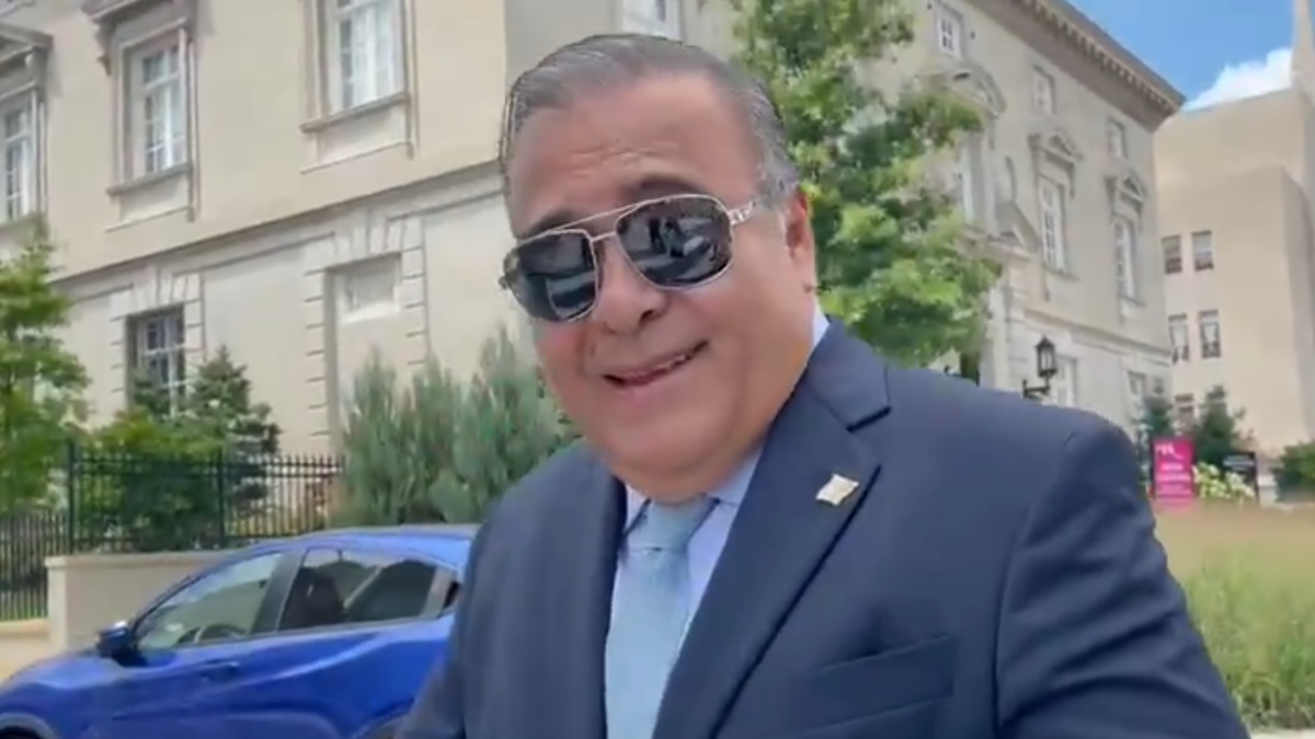 “Trabajo aquí cerca”, captan a Raymundo Collins en Washington DC “Trabajo aquí cerca”, captan a Raymundo Collins en Washington DC