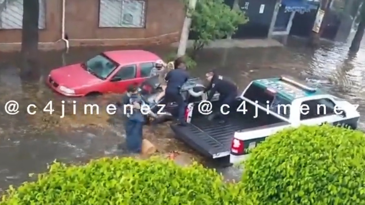 #Video Policías rescatan en Xochimilco a adultos y niños atrapados en inundación