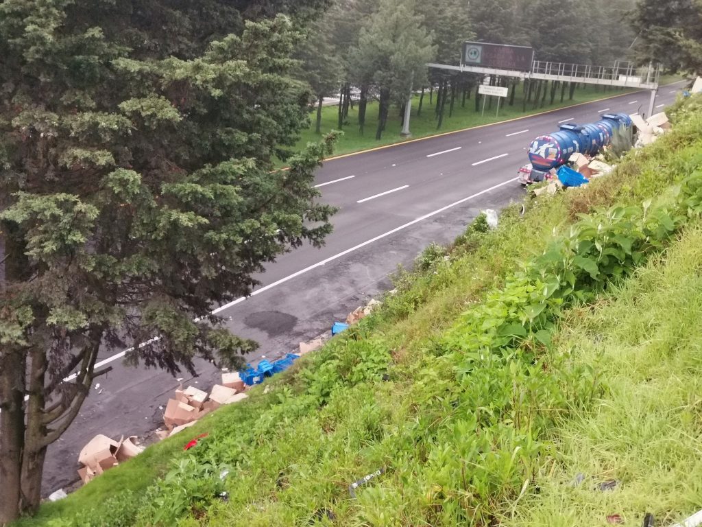 Tráiler vuelca sobre la México-Toluca; automovilistas roban ropa que transportaba - ropa-regada-sobre-la-mexico-toluca-tras-volcadura-de-trailer-1024x768