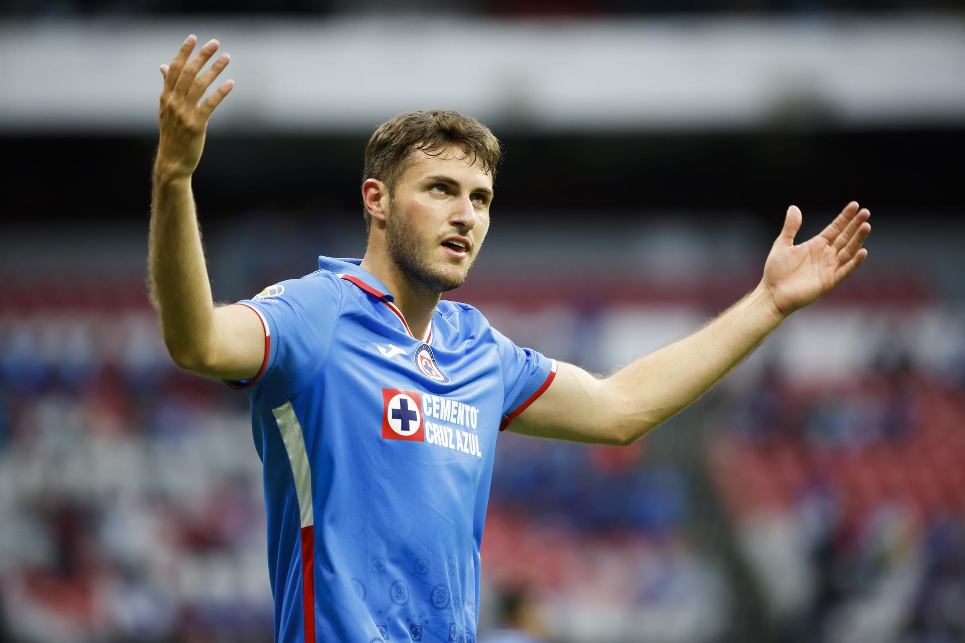 Giménez salta al liderato de goleadores, pero no le sirve al Cruz Azul