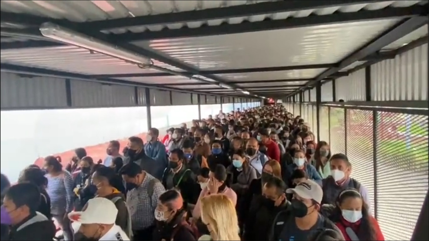 Saturan Línea 9 del Metro por cierre parcial de Línea 1 Saturan Línea 9 del Metro por cierre parcial de Línea 1