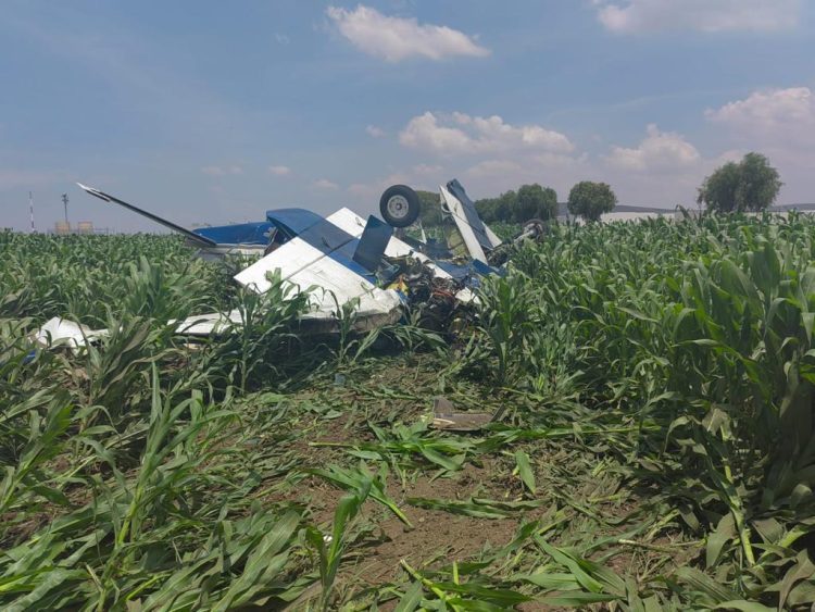 Al menos dos muertos tras desplome de aeronave cerca del Aeropuerto de Querétaro Al menos dos muertos tras desplome de aeronave cerca del Aeropuerto de Querétaro