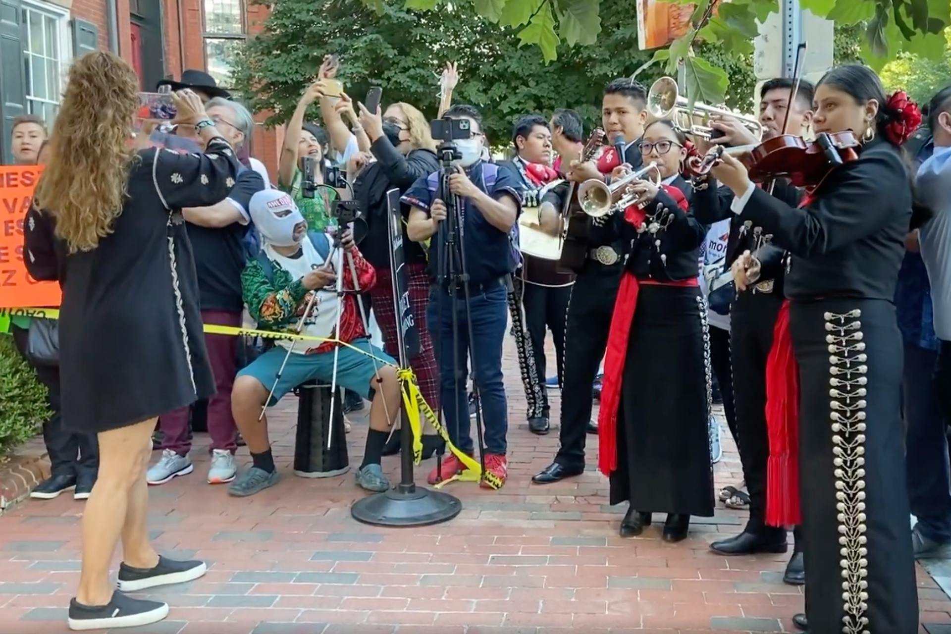 Mexicanos Llevan Serenata A AMLO Previo A Reunión Con Biden