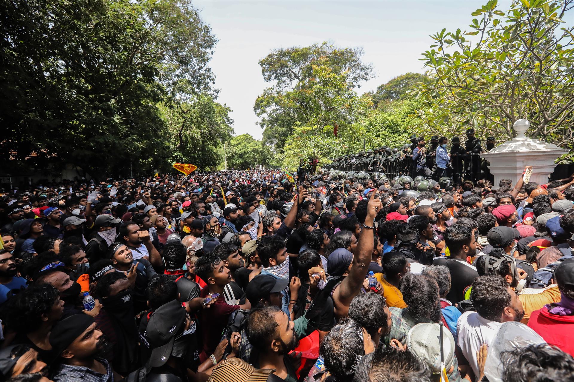 Sube la tensión en Sri Lanka; huye el presidente del país