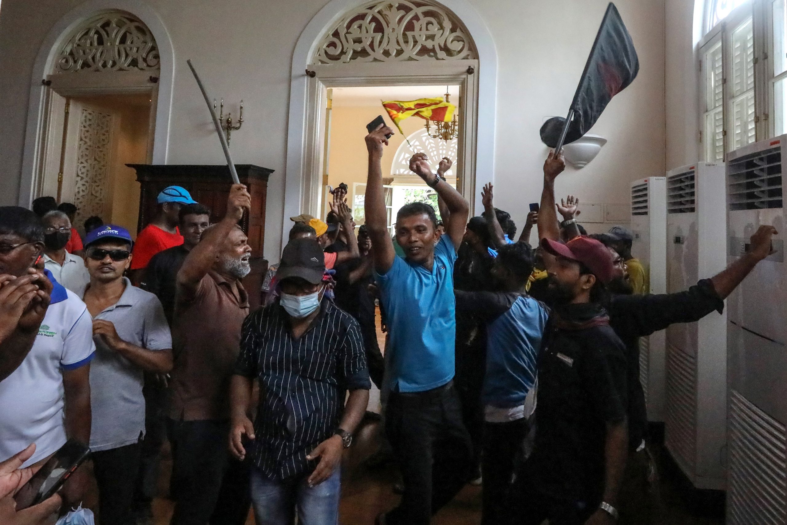 #Video Manifestantes incendian residencia del primer ministro de Sri Lanka