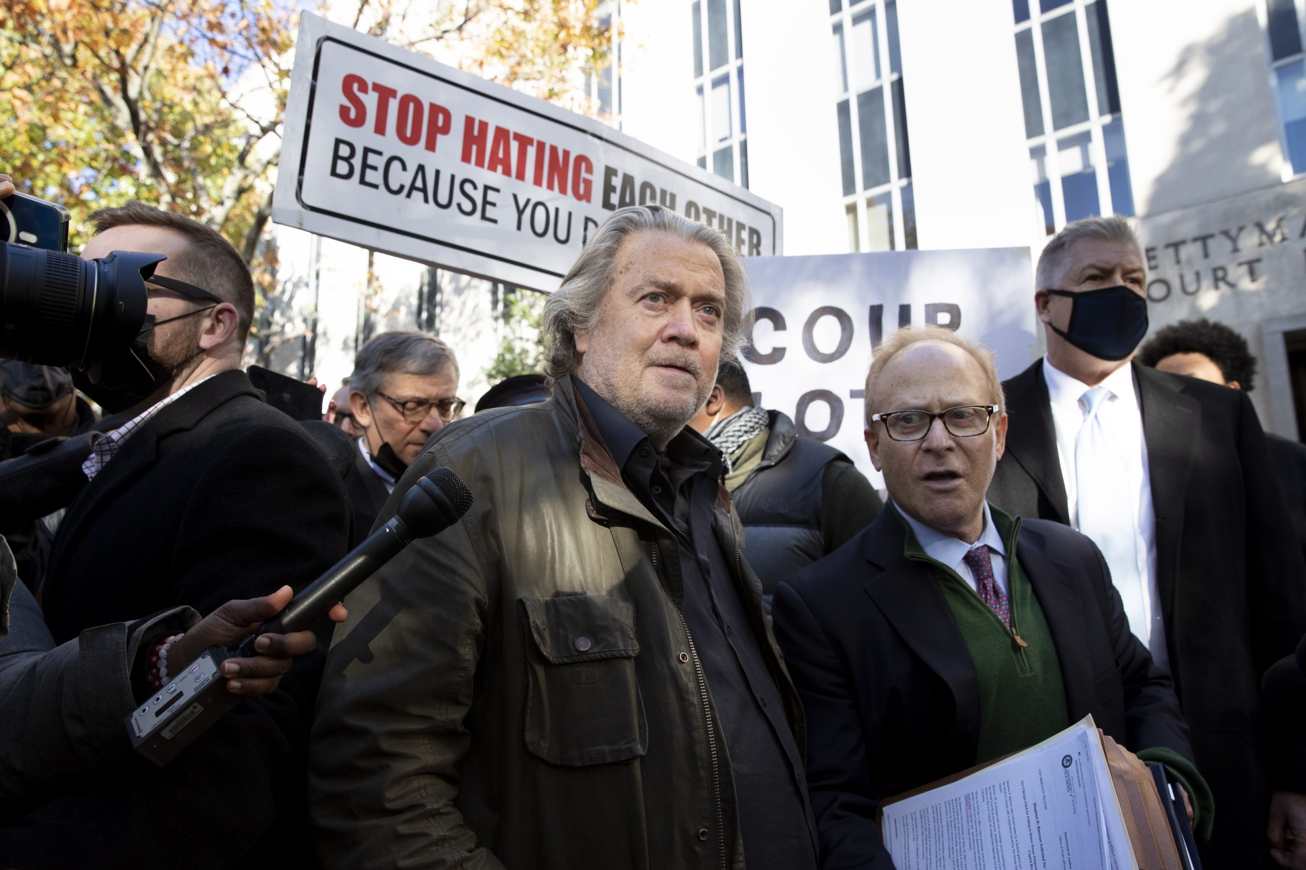 Comienza selección del jurado en juicio a Steve Bannon por desacato