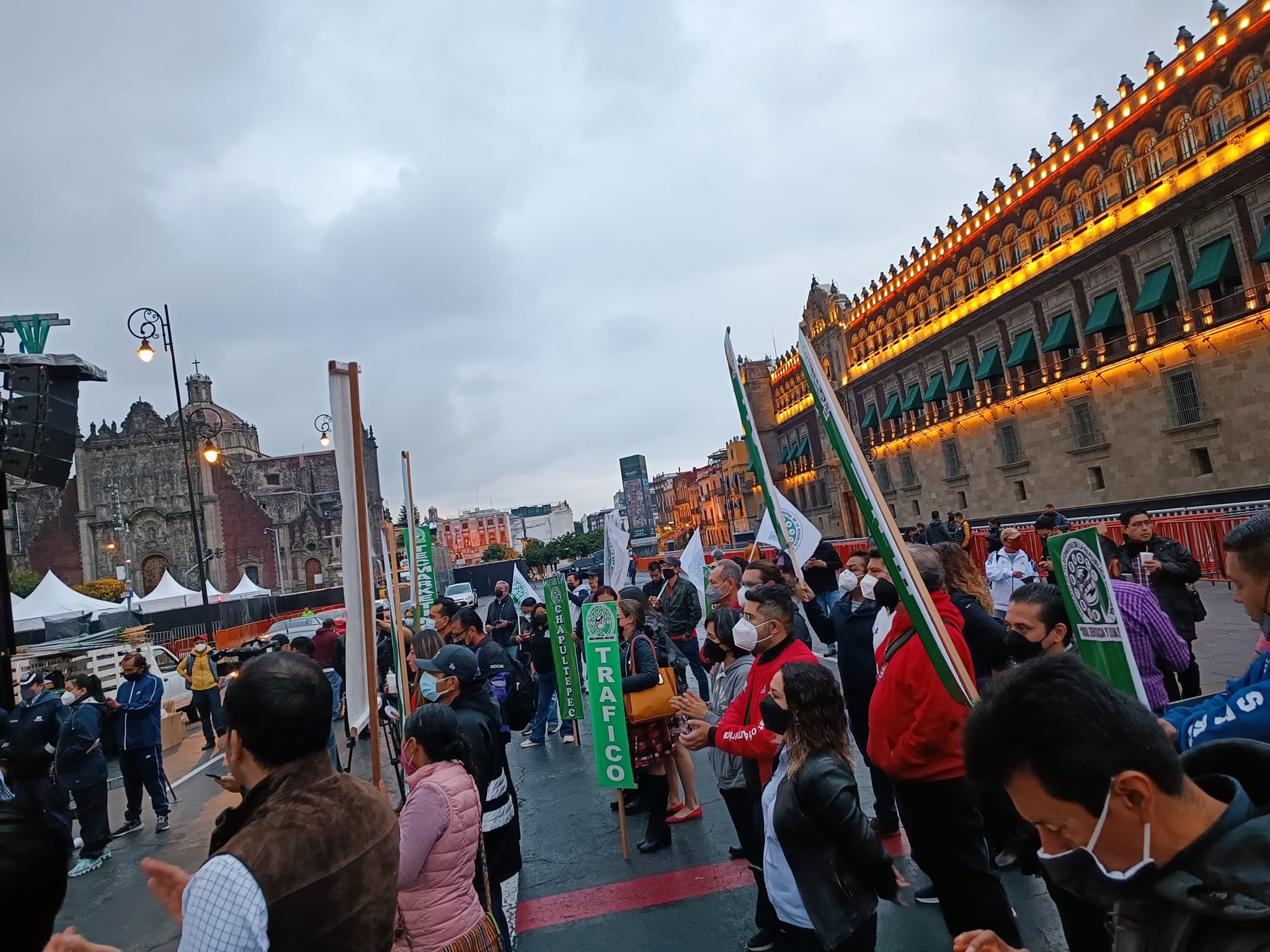 Sindicato de Telefonistas protestan en el Zócalo; amagan con huelga la próxima semana Sindicato de Telefonistas protestan en el Zócalo; amagan con huelga la próxima semana