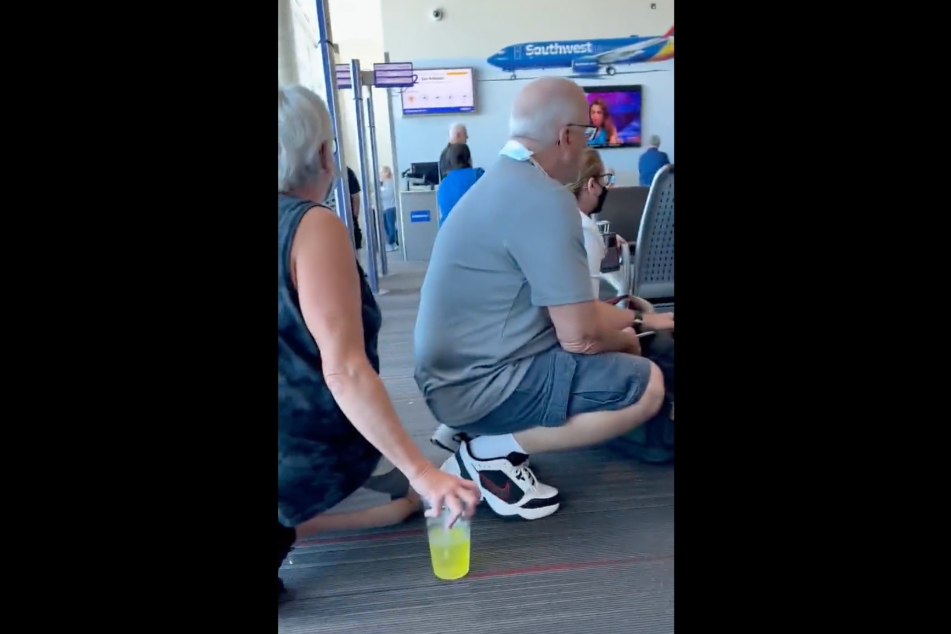 Mujer con arma siembra pánico en un aeropuerto de Dallas