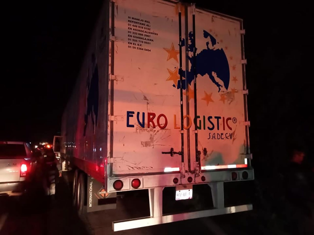 Abandonan en Veracruz tráiler con migrantes; rescatan a 93 Abandonan en Veracruz tráiler con migrantes; rescatan a 93