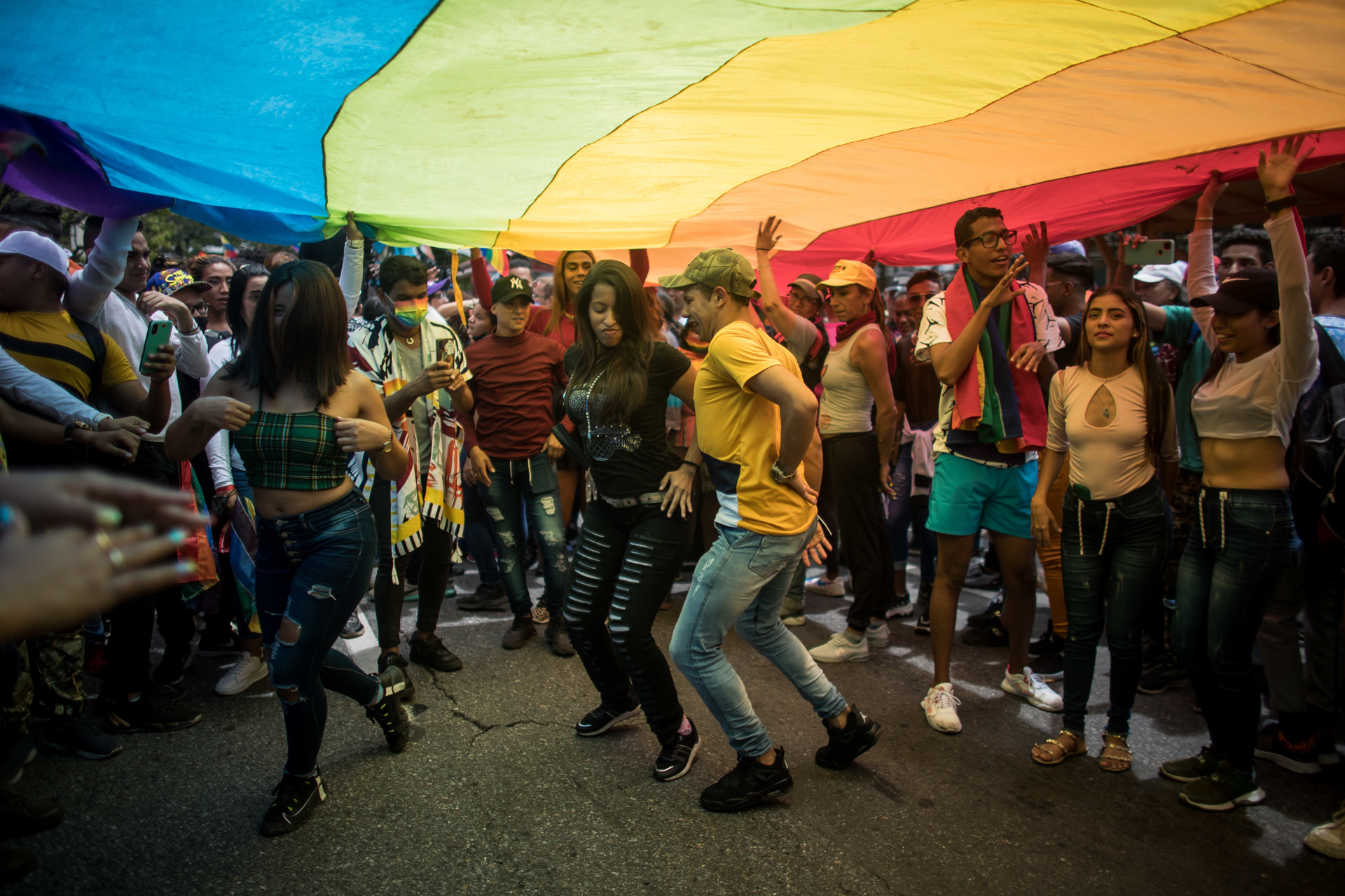 Los colores de la diversidad tiñen las calles de Caracas en la marcha LGBTI+