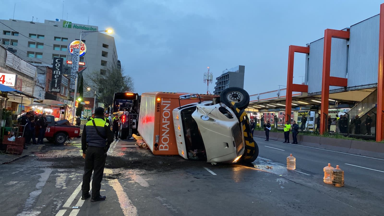 Volcadura de camión repartidor de agua provoca suspensión de servicio del Metro Volcadura de camión repartidor de agua provoca suspensión de servicio del Metro