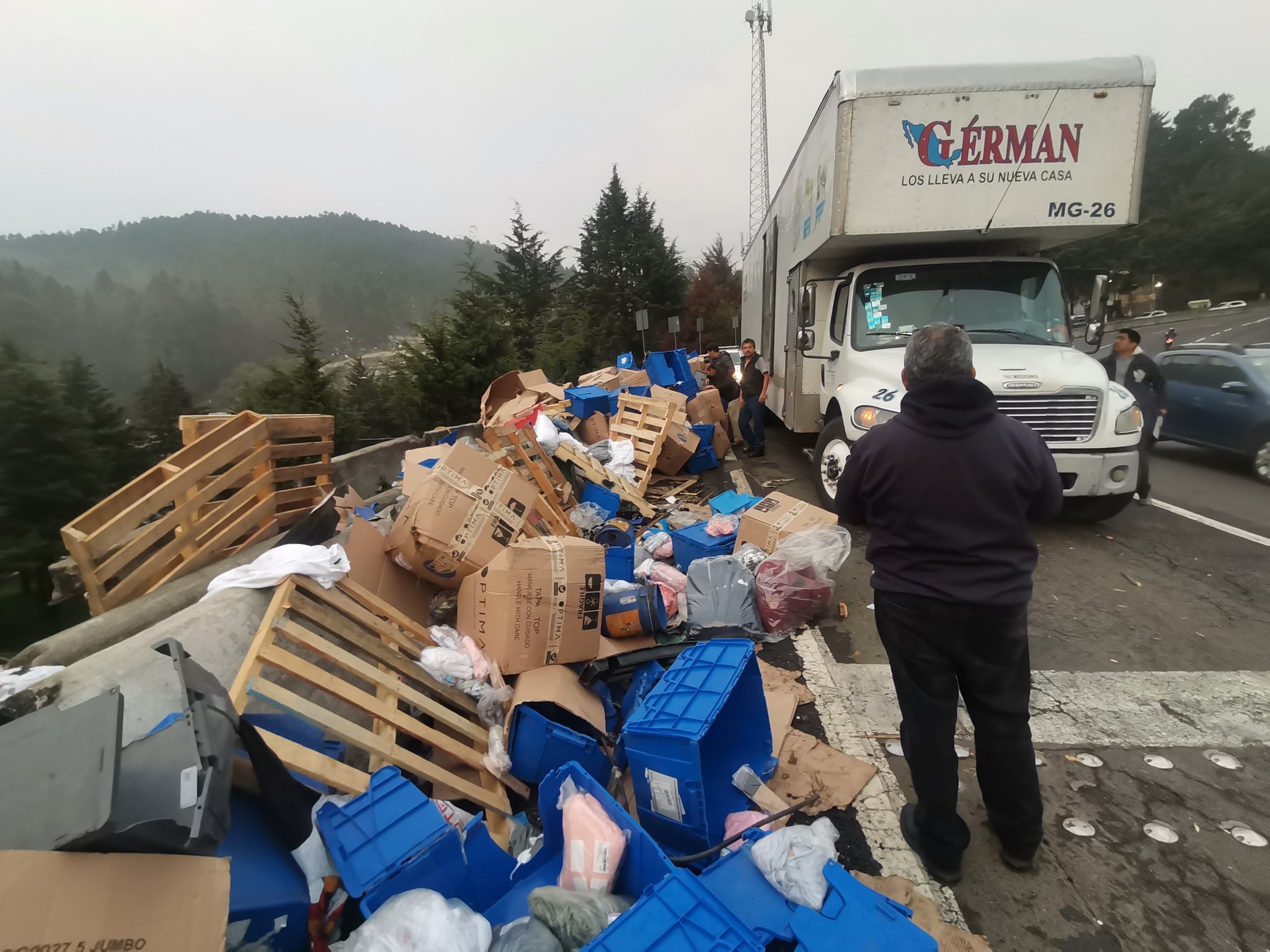 Tráiler vuelca sobre la México-Toluca; automovilistas roban ropa que transportaba Tráiler vuelca sobre la México-Toluca; automovilistas roban ropa que transportaba