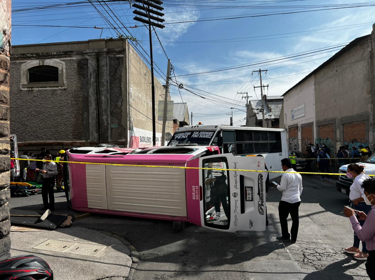 Volcadura de transporte público en Puebla deja 14 heridos Volcadura de transporte público en Puebla deja 14 heridos