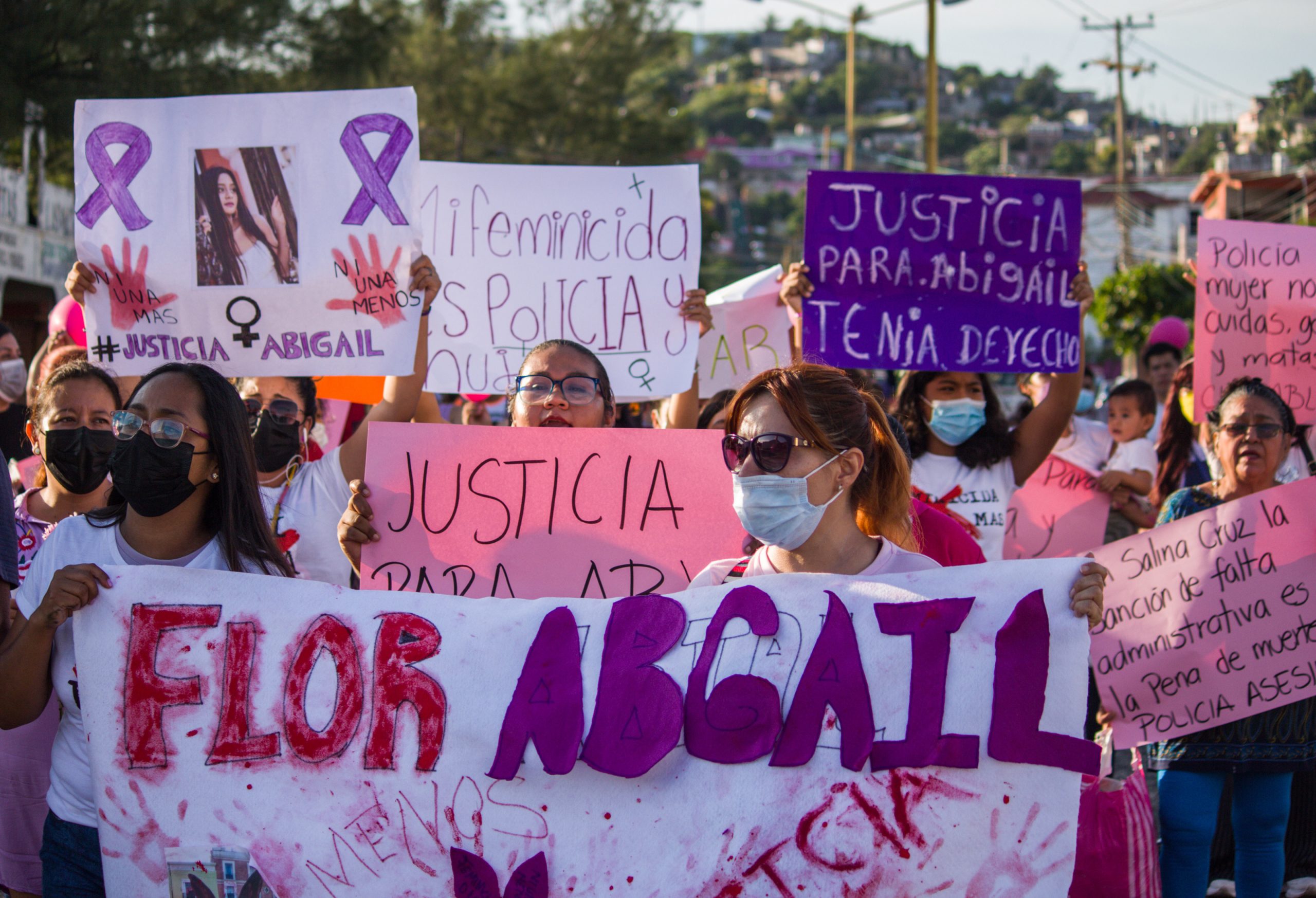 Familiares de Abigail Hay Urrutia piden justicia tras muerte de la joven en celdas de policía