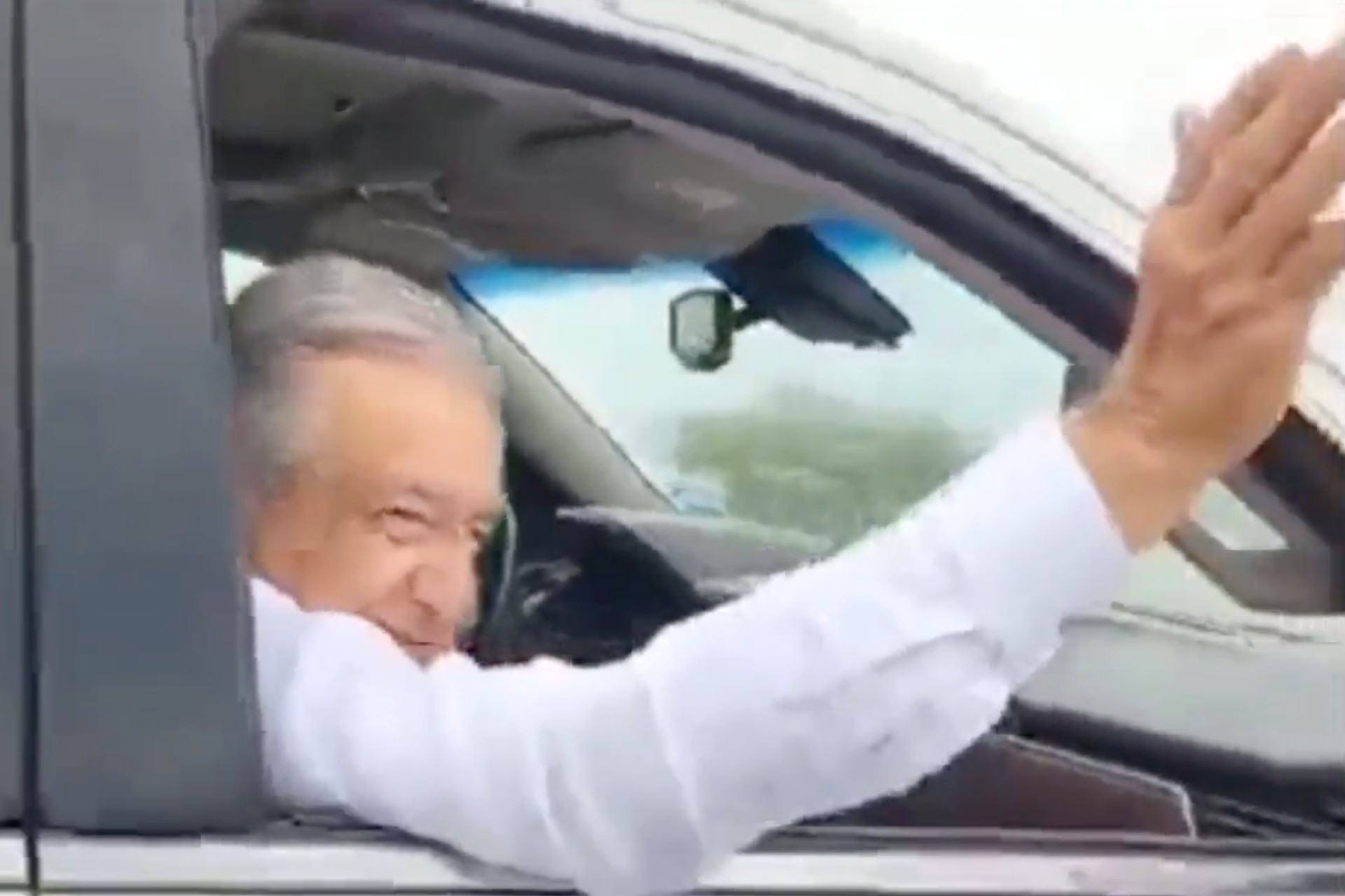 AMLO llega casi tres horas tarde a evento en Sonora por inundación en puente