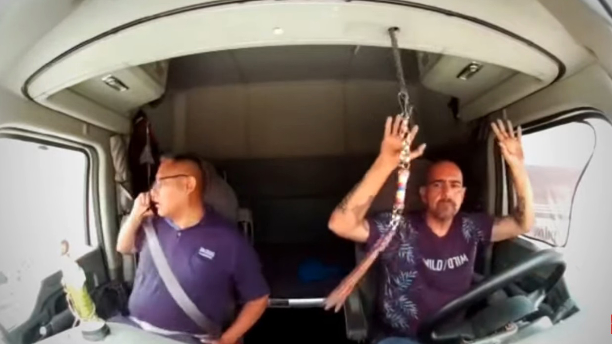 #Video Sujetos armados interceptan tráiler en Querétaro; se llevan a tripulantes y roban unidad