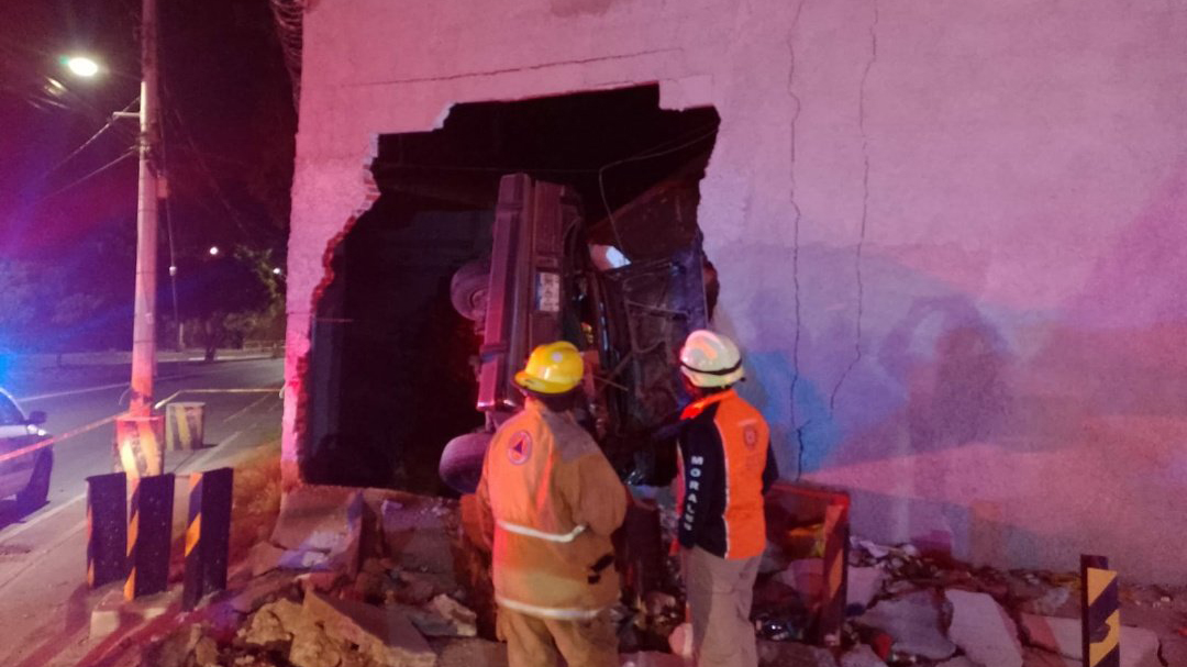 #Video Padre e hijo murieron en Puebla tras impactar su auto en barda #Video Padre e hijo murieron en Puebla tras impactar su auto en barda