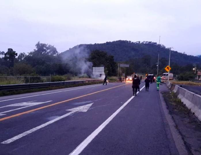 Liberan bloqueos en Autopista Siglo XXI, en Michoacán Liberan bloqueos en Autopista Siglo XXI, en Michoacán