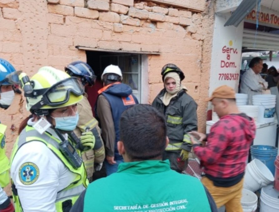 Una persona atrapada tras derrumbe de casa en Azcapotzalco