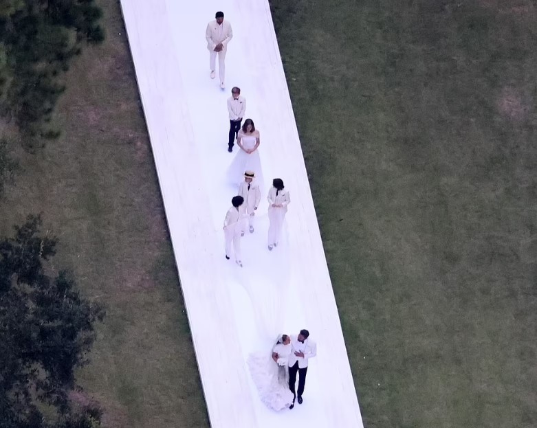 Ben Affleck y Jennifer López celebran boda en espectacular mansión en Georgia - ben-affleck-y-jlo-desfilan-por-alfombra-blanca-con-sus-hijos-detras-de-ellos