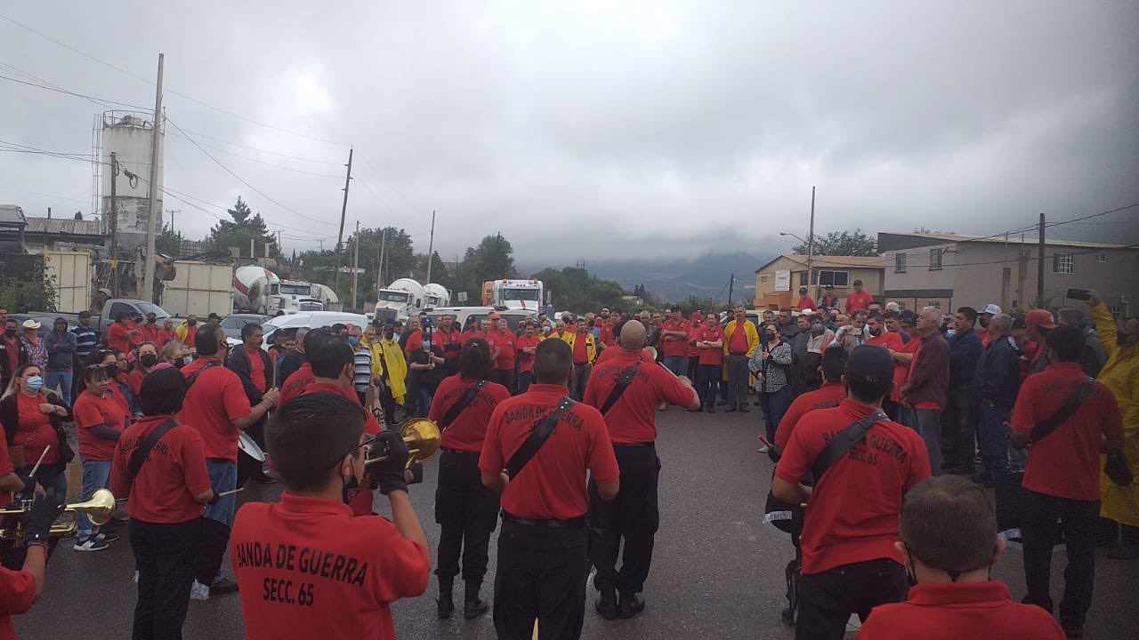 Mineros de Cananea bloquean carretera por falta de apoyo del Gobierno Federal Mineros de Cananea bloquean carretera por falta de apoyo del Gobierno Federal