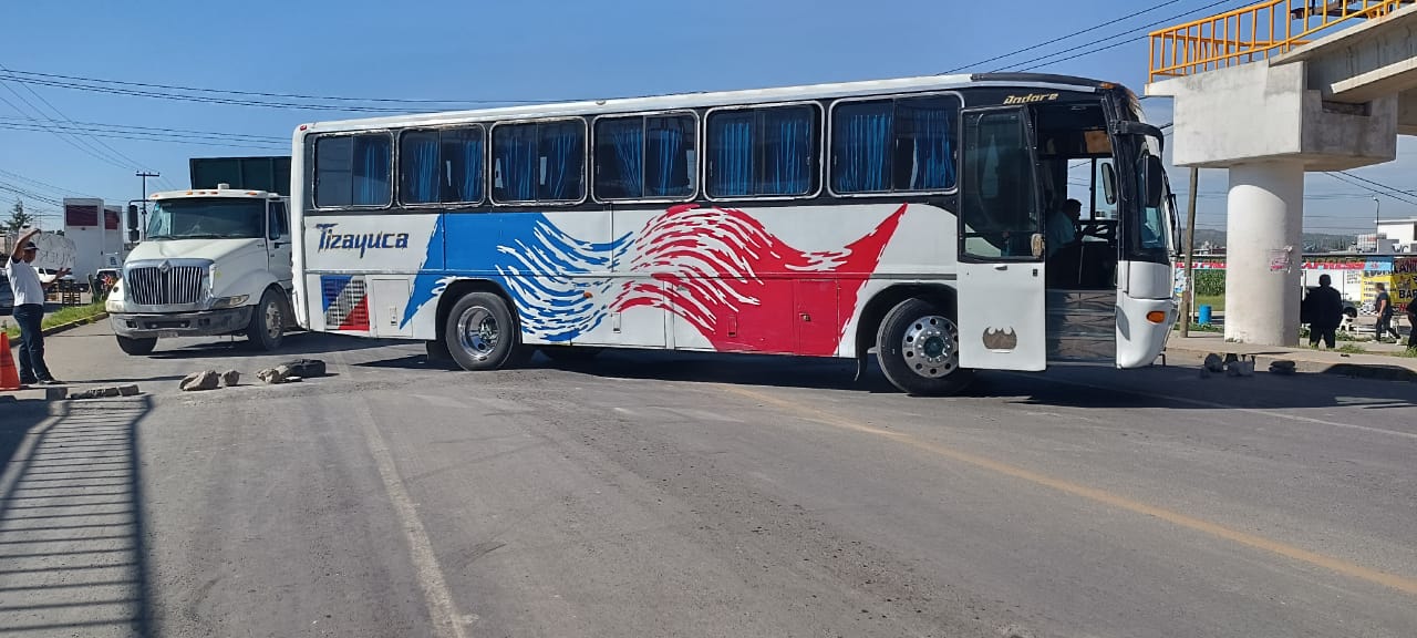 Suman 6 horas de bloqueo en la México-Pachuca; transportistas denuncian extorsiones y asesinatos Suman 6 horas de bloqueo en la México-Pachuca; transportistas denuncian extorsiones y asesinatos