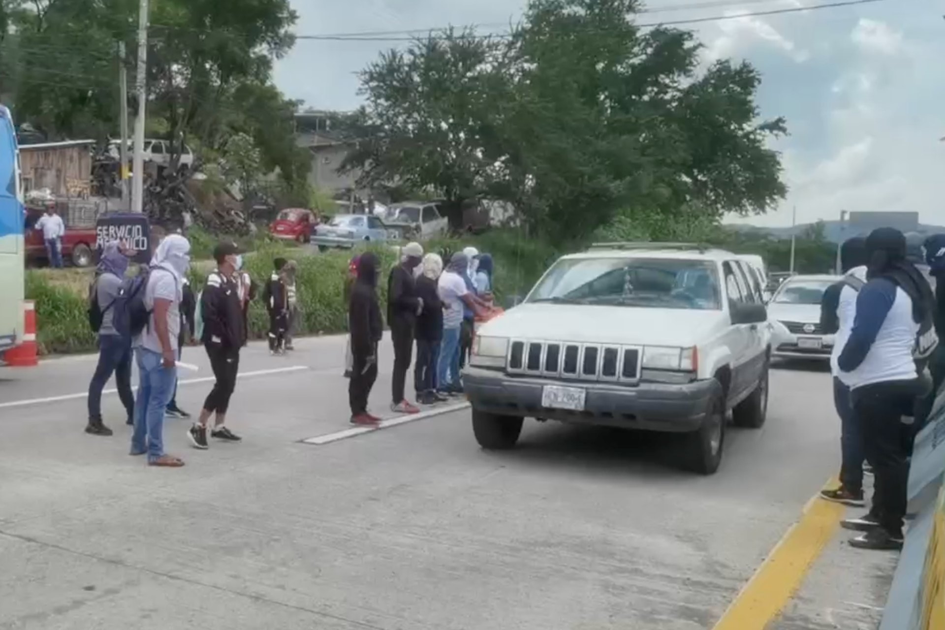 Bloquean normalistas de Ayotzinapa la Autopista del Sol