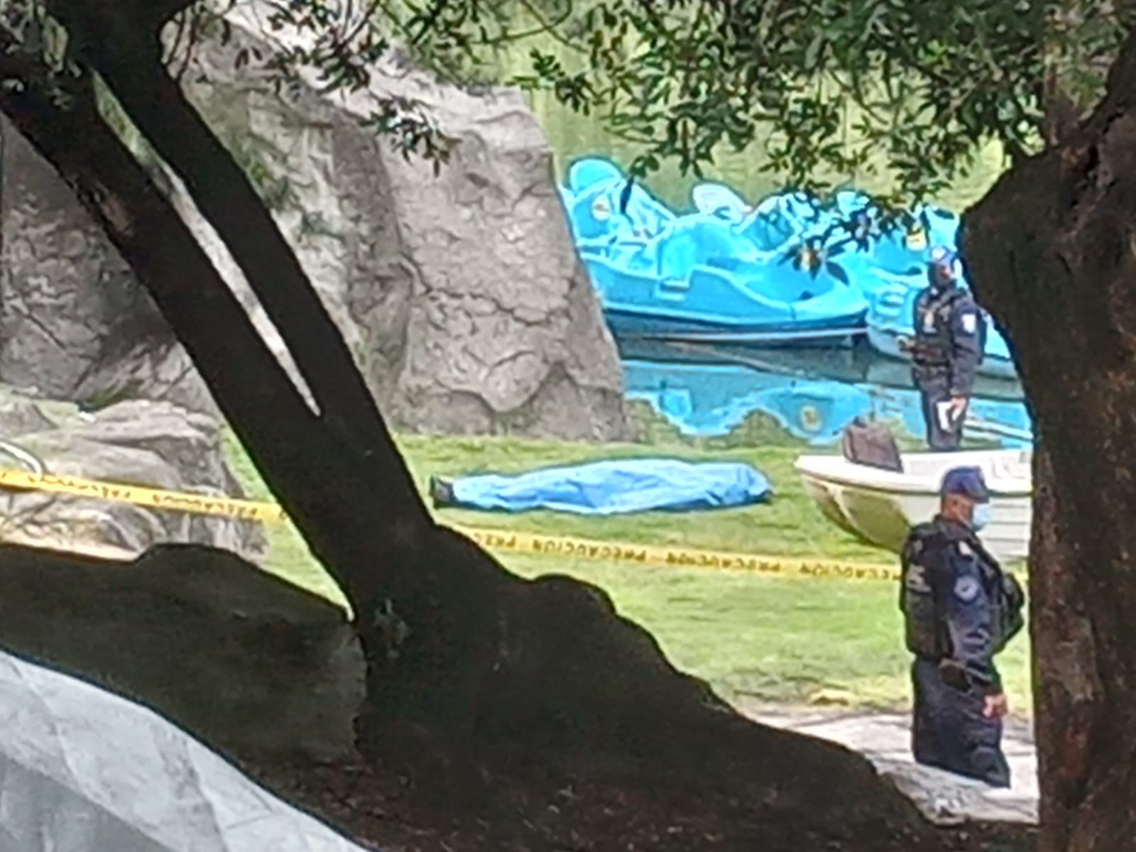 Hallan cadáver en Lago de Chapultepec de CDMX Hallan cadáver en Lago de Chapultepec de CDMX