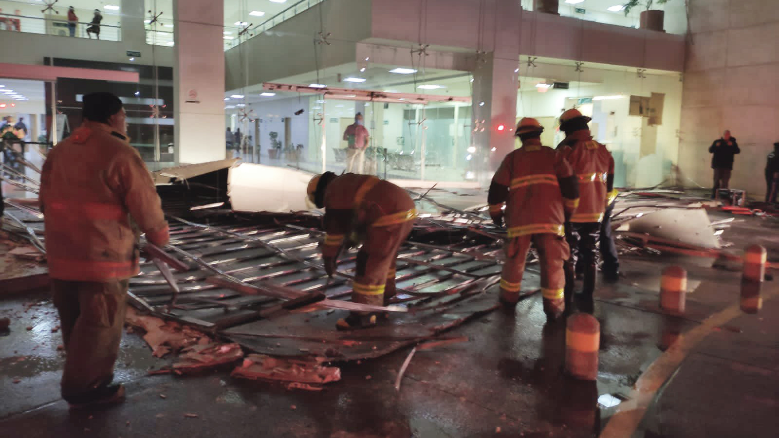 #Video Colapsa plafón en hospital de Tecámac ante fuerte lluvia #Video Colapsa plafón en hospital de Tecámac ante fuerte lluvia