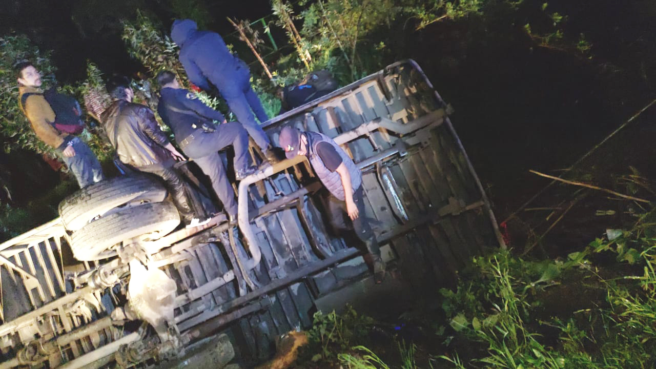 Volcadura de camión en Tláhuac deja 9 pasajeros heridos; unidad cayó a canal de agua