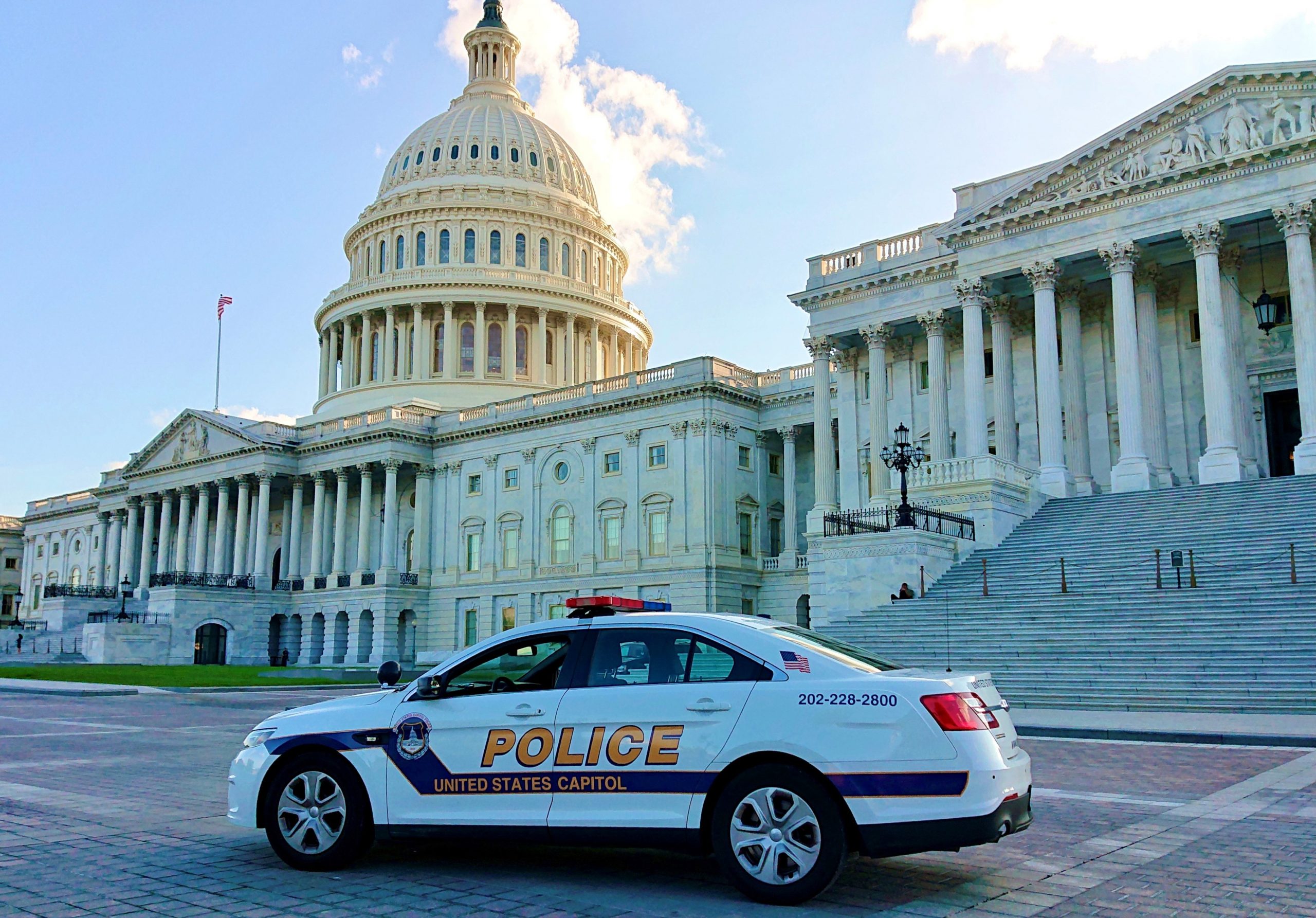 Hombre se suicidó frente a Capitolio de EE.UU. tras chocar contra barricada