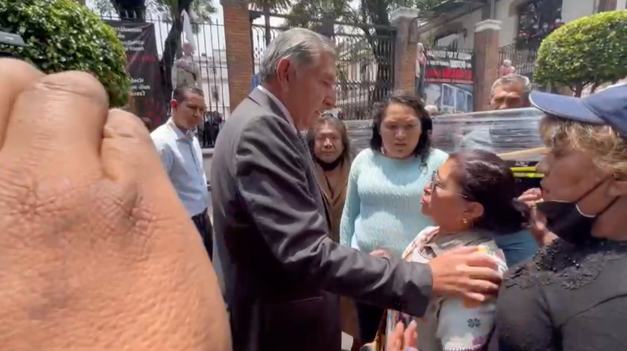 Secretario de Gobernación atiende a manifestantes en la calle
