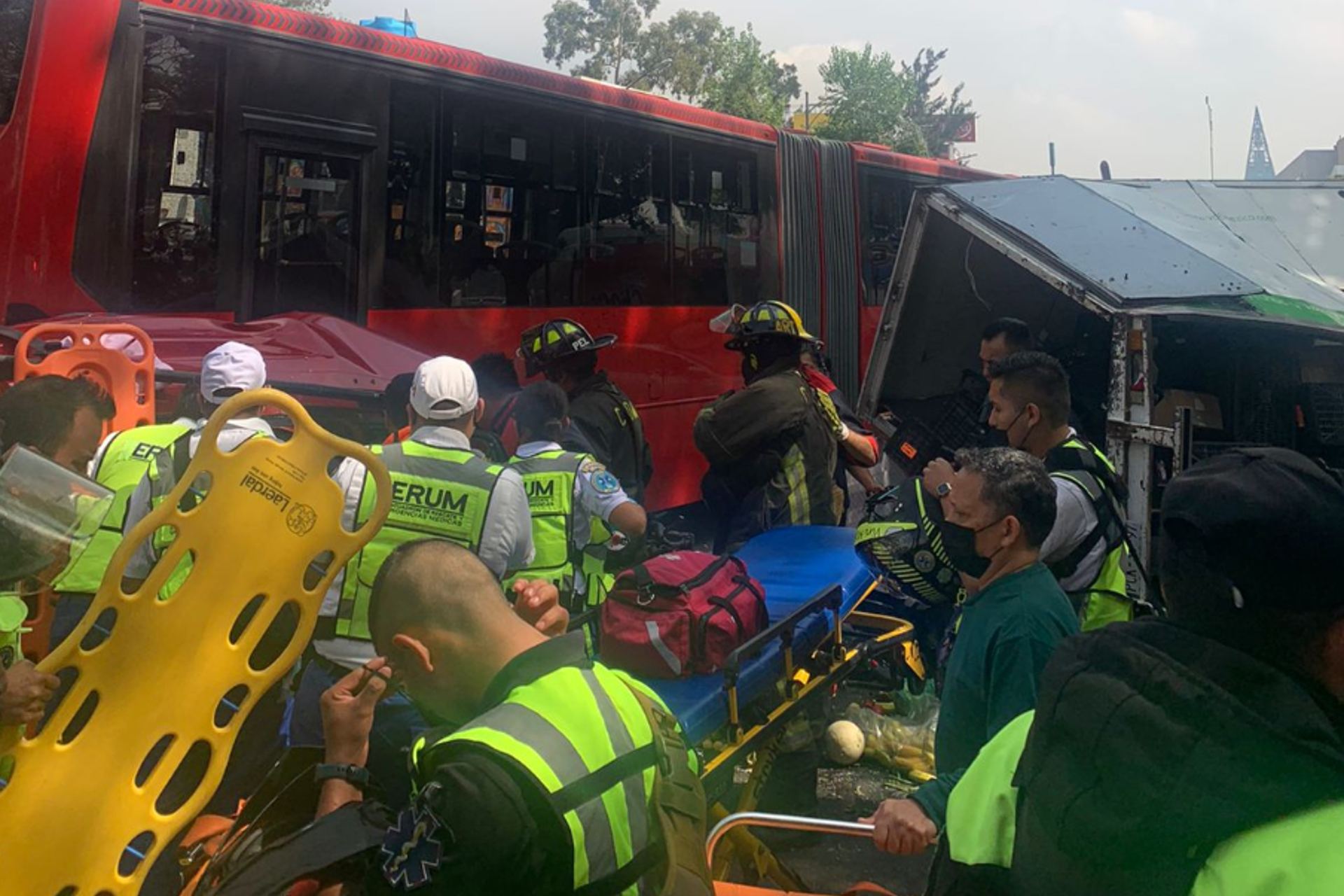 Carambola en Insurgentes Norte deja al menos seis lesionados