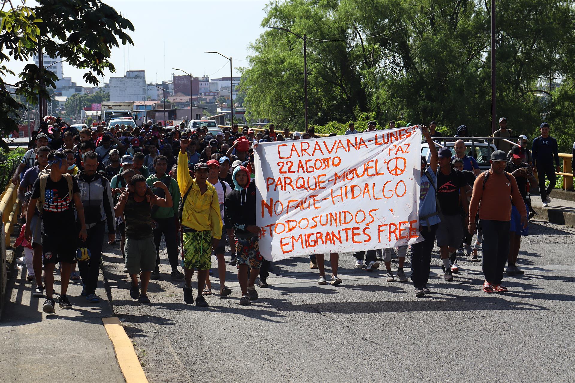 Caravana de 500 migrantes parte de Tapachula rumbo a EE.UU.