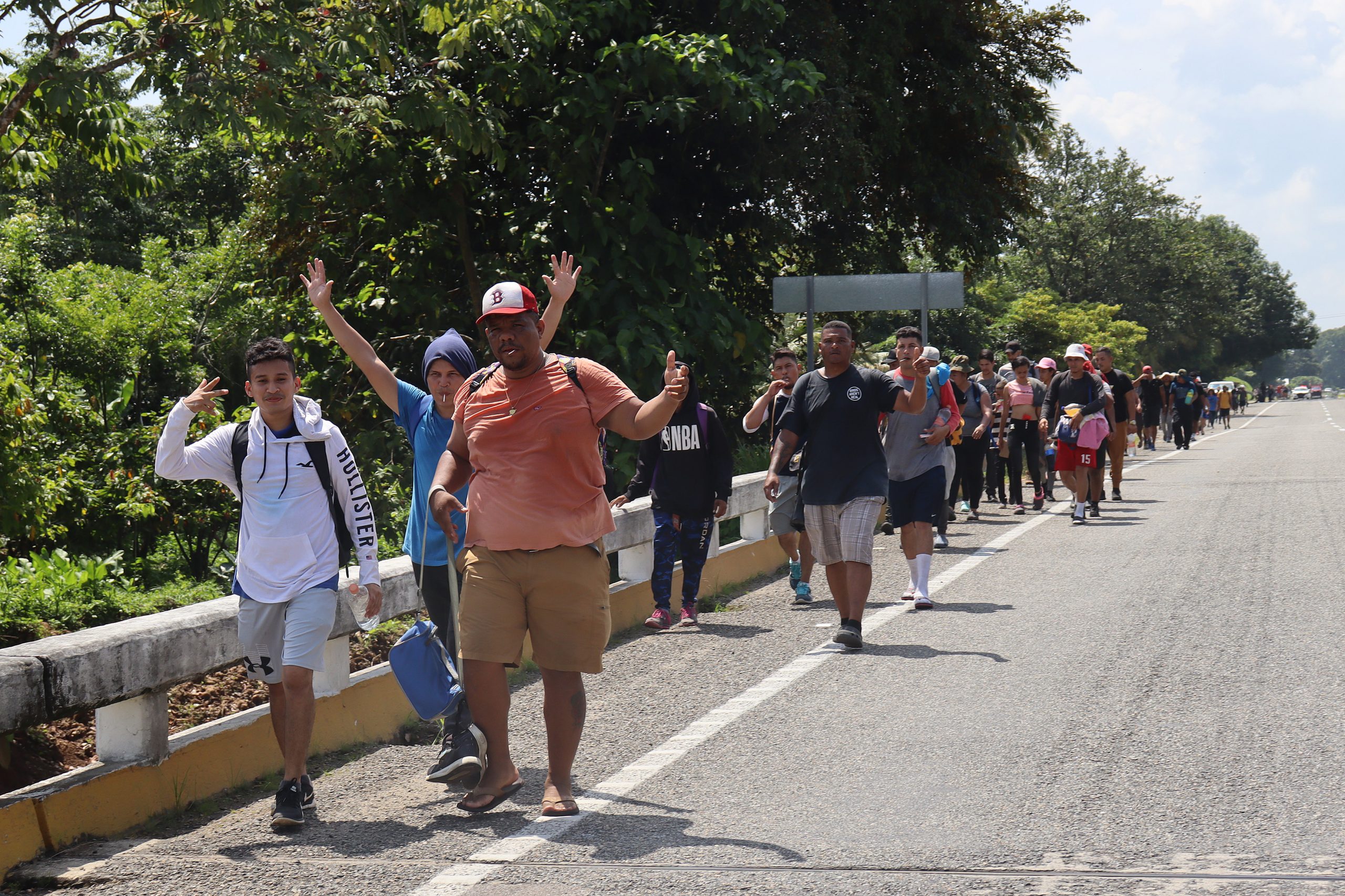 Caravana migrante avanza entre denuncias de robos y violaciones en México Caravana migrante avanza entre denuncias de robos y violaciones en México
