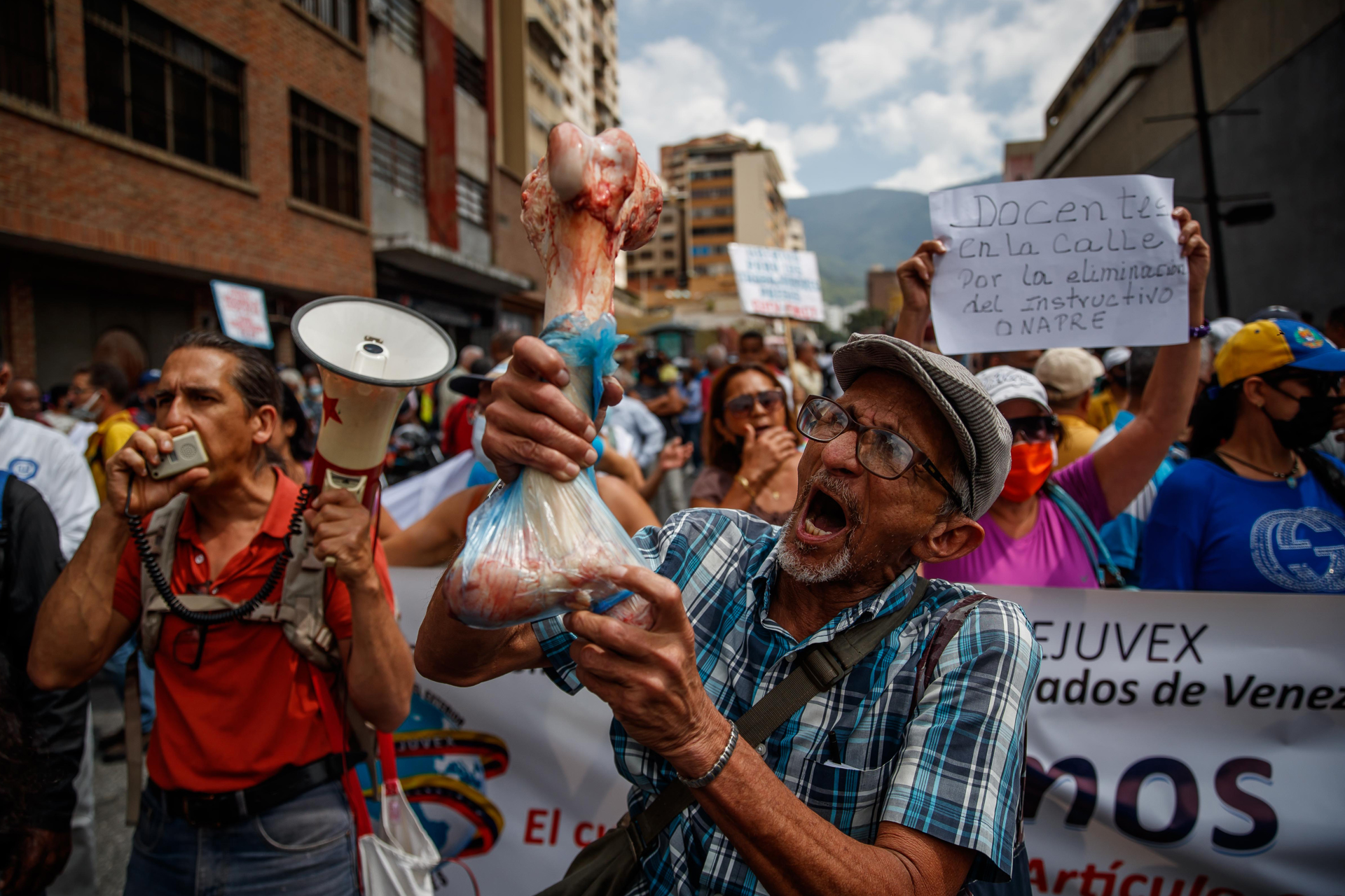 Centenares de venezolanos mantienen protestas contra la desmejora salarial