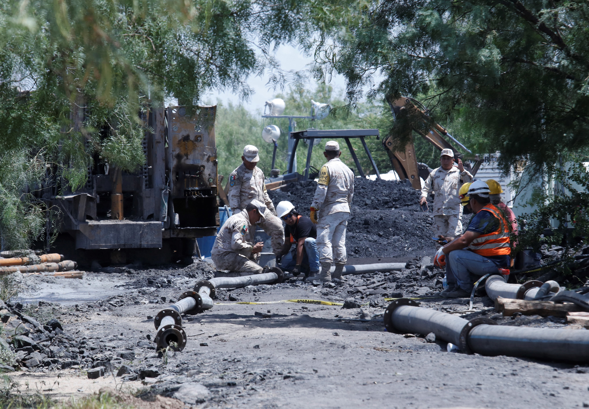 Continúa el bombeo de agua en mina de Sabinas a casi una semana del incidente Continúa el bombeo de agua en mina de Sabinas a casi una semana del incidente